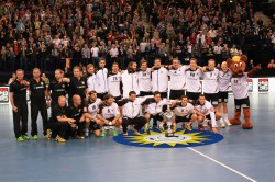 Auch beim Supercup 2013 war das Unternehmenslogo der Gauselmann Gruppe, die strahlend-lächelnde Sonne, prominent auf dem Spielfeld vertreten.
