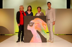 V.l.n.r.: Brigitte Dimai (Künstlerin), Margit Steinwender (Kunstverein Velden), Jutta Kempfer (Obfrau Kunstverein Velden) und Hannes Markowitz (Casino Velden). (Foto: KK/bigbang)