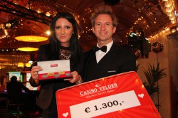 Casino Velden Gewinnerin Claudia Bann mit Croupier René Krassnig