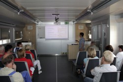 Im Schulungswagen der BG ETEM vermittelt Dozentin Alexandra Lindner individuell auf die einzelnen Arbeitsbereiche zugeschnittene Informationen.