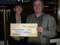 V.l.n.r.: Jlona Vlach (Direktorin Swiss Casinos Schaffhausen) mit Mario Metzger (Knecht Optik Schaffhausen).