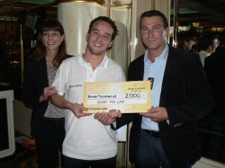 V.l.n.r.: Jlona Vlach (Direktorin Swiss Casinos Schaffhausen), Severin Schenk (Spieler EHCS) und Gianni Della Veccia (Trainer EHCS).