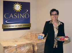 Die Chips und Plaques für die neue Merkur Spielbank Sachsen-Anhalt in Leuna-Günthersdorf sind verplombt und werden bis zur Eröffnung an einem externen Ort gelagert. Spielbankdirektorin Claudia Bieling zeigt einige der Spezialanfertigungen.