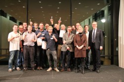 Mario Hoffmeister (1.v.r.), Leiter Zentralbereich Kommunikation der Gauselmann Gruppe, Dr. Cornelia Döhmer (3.v.r.), Landesvertretung Rheinland-Pfalz, und Helmut Schneller (6.v.r.), Director International Sales bei Löwen Entertainment gratulierten den glücklichen Gewinnern des Ministergärten-Cups 2014.