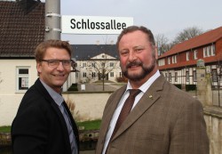 Armin Gauselmann (links), Vorstand der Gauselmann Gruppe, installierte gemeinsam mit Bürgermeister Heinrich Vieker das neue Straßenschild.