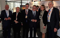 V.l.n.r.: Thomas Strobl (CDU) , Reiner Lauser (Lauser GmbH), Dirk Lamprecht (AWI), Guido Wolf (CDU), Kathrin Schütz (CDU), Alfred Haas (Automatenverband Baden-Württemberg). (Foto: AWI)