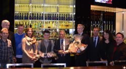 Jochen Braun freute sich mit dem Spielbank- und inside-Team über den Besuch von Joshua Badder. (Foto: WestSpiel)