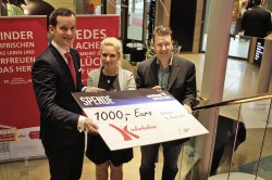 Foto: WestSpiel Bildzeile: Holger Garz (links), neuer gastronomischer Betriebsleiter auf der Hohensyburg, übergab gemeinsam mit Marlene Müller, Mitarbeiterin in der Spielbank-Gastronomie, einen Spendenscheck über 1.000 Euro an Kinderlachen-Vorstand Marc Peine.