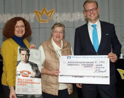 Arne Schmidt überreichte den Scheck an Maria Locher (Mitte) und Brigitte Tingelhoff (links).