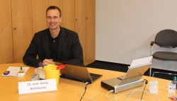 Dr. Georg Backhausen führt die Untersuchungen bei der Schlaganfall-Info-Tour im Altkreis bereits seit vielen Jahren durch und berät zudem auch über die Prophylaxe-Maßnahmen.
