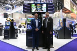 Exportleiter Willem Korteweg und Geschäftsführer Lars Rogge vor dem spanischen Common Game.