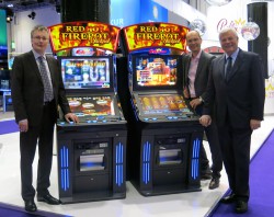 Geschäftsführer Lars Rogge, Thomas Wendt und Wolfram Seiffert mit dem Single Jackpot Red Hot Firepot.