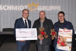 Arne Schmidt überreichte die Spende für die Aktion Teddybär an Holger Huesker und Florian Renner.