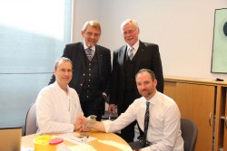 Ein Schlaganfall trifft nicht nur alte Menschen! Stefan Kröger (rechts sitzend), Sparkasse Minden-Lübbecke, geht mit gutem Beispiel voran und lässt seine Werte von Dr. Georg Backhausen (links) überprüfen. Georg Droste (2.v.r.), Direktor der Sparkasse Minden-Lübbecke, und Paul Gauselmann (2.v.l.) freuen sich über die herausragende Resonanz auf die Schlaganfall-Info-Tour 2015.