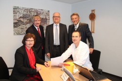 V.l.n.r.: Hartmut Jork, Direktor der Stadtsparkasse Rahden, Bernd Hachmann, Bürgermeister der Stadt Rahden, und Paul Gauselmann, Vorstandssprecher Gauselmann Gruppe und Initiator der Schlaganfall-Info-Tour im Altkreis, freuen sich über die große Resonanz auf die Schlaganfall-Info-Tour. Anette Grewe, Stadtsparkasse Rahden, ließ sich von Mediziner Dr. Georg Backhausen eingehend auf ihr persönliches Schlaganfall-Risiko untersuchen.