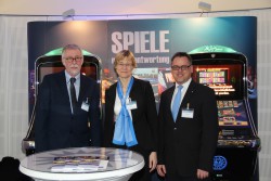 Ulrich Albrecht (links), Behörden Spiegel, begrüßt Rüdiger Schink (rechts), Unternehmensbeauftragter Manipulationssicherheit bei der Gauselmann Gruppe, und Anke Spilker, Projektleitung beim adp merkur service, zum ersten Mal beim 18. Europäischen Polizeikongress in Berlin.