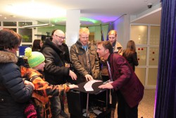 Zauberer Marko Ripperger verblüfft mit Kartentricks. (Foto: STLG)