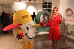 Lottokugel und Lottofee an der historischen Lotto-Ziehungsmaschine. (Foto: STLG)