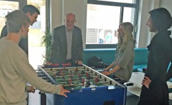 Einen Kicker für die Kinder und Jugendlichen des DRK Jugendzentrums Zossen überreichte Robert Hess in Anwesenheit der Leiterin Susanne Kübeler (rechts).