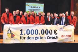 Exakt 140 Konzerte und über 1.000.000 Euro für soziale Zwecke: Die Mainzer Hofsänger erfreuen die Zuhörer und tun damit viel Gutes. Darüber freuen sich Lotto-Geschäftsführer Jürgen Häfner (8.v.r.), der stellvertretende Lotto-Aufsichtsratsvorsitzende Walter Desch (3.v.r.) und beim Konzert in Bad Kreuznach auch der 1. Vorsitzende der Soonwaldstiftung, Herbert Wirzius, (5.v.r.). (Foto: Seydel)