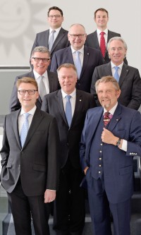 V.l.n.r.: (1. Reihe) Armin Gauselmann, Paul Gauselmann, Vorstandssprecher, (2. Reihe) Dr. Werner Schroer, Technik, (3. Reihe) Manfred Stoffers, Marketing, Kommunikation und Politik, Jürgen Stühmeyer, Merkur-Vertrieb, (4. Reihe) Dieter Kuhlmann, Spielothek-Säule, (5. Reihe) Alexander Vleeming, Finanzen, Alexander Martin, Neue Medien.
