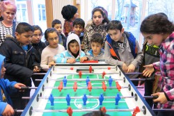 Neuköllner Kinder bei der Kickerübergabe.