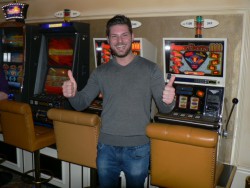 Stefan Nikolic vor dem Super-Cherry-Gerät, mit welchem er 36&#039;844 Franken gewonnen hat.