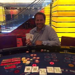 Im Bild der glückliche Gewinner des Poker-Jackpots im Swiss Casinos Zürich: Peter Studler