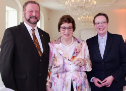 V.l.n.r.: Heinrich Vieker, Bürgermeister von Espelkamp, Karin Gauselmann und Marianne Thomann-Stahl, Regierungspräsidentin der Bezirksregierung Detmold.