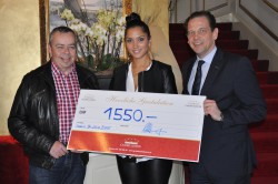 V.l.n.r.: Markus Brechbühl, Betriebsleiter des Tierheims an der Ron, Bianca Sissing, Botschafterin des Grand Casino Luzern, Philipp Albrecht, Marketing und F&B Direktor Grand Casino Luzern.