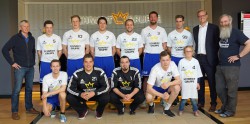 Die 1. Herren-Handballmannschaft der DJK Coesfeld Eintracht Coesfeld gemeinsam mit Arne Schmidt (2.v.r.), Trainer Dirk Haverkämper (1.v.l.) und Thomas Bücking (1.v.r.).