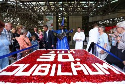 Ein Augen- und Gaumenschmaus – die gigantische Geburtstagstorte. (Foto: Fotocruz)