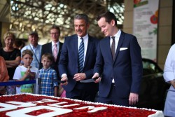 Tja, wo fängt man am besten an? Direktor Jürgen Hammel und gastronomischer Bereichsleiter Holger Garz schneiden die Torte an. (Foto: Fotocruz)