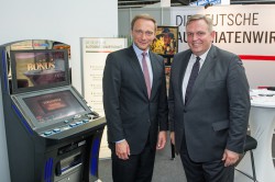 Von links nach rechts: Christian Lindner (FDP-Parteivorsitzender), Georg Stecker (Sprecher des Vorstandes der Deutschen Automatenwirtschaft)