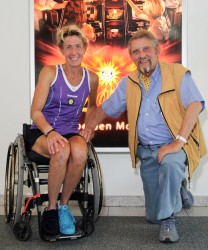 Paul Gauselmann (rechts) besiegelt weiteres Sponsoring von Sabine Ellerbrock (links) bis zu den Paralympics 2016 in Rio de Janeiro.