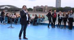 Axel Schmidt begrüßte die Gewinner der Filialwettbewerbs auf Deck.