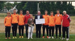 Robert Hess überreichte die Spende an den MSV Zossen e.V.