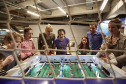 Ausgezeichnet: Das Kooperationsprojekt „Star Kick“ der adp Gauselmann GmbH und der Universität Freiburg ist ein Publikumsmagnet im Universum® Bremen.