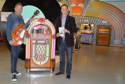 Andreas Schröer vom Elvis-Presley-Initiativkreis und Sascha Wömpener, Leiter des Deutschen Automatenmuseums, treffen die letzten Vorbereitungen für die Sonderausstellung „Elvis und die Jukebox“ vom 4. Juli bis 4. Oktober 2015.