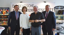 Wolfgang Götz (1. Vorsitzender Automatenverband RLP), Astrid Götz Kurt Beck (Ministerpräsident a.D. u. Vorsitzender der FES), Georg Stecker (Vorstandssprecher DAW)