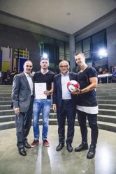 Eberhard Gienger, Sportgemeinschaft Dt.Bundestag (links), Erfolgstrainer Felix Magath (2.v.r.) mit Kickern DAW-Team.