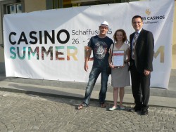 Von links nach rechts: Herr Udo Heckel, Frau Elena Bessonova (Gewinnerin) und Tamas Szeker (Gaming Manager Swiss Casinos Schaffhausen)