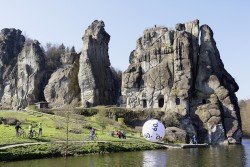 Seit 60 Jahren kommen WestLotto-Gelder dem Gemeinwohl zugute. Bei den Externsteinen im Teutoburger Wald entstand beispielweise ein Informationszentrum.