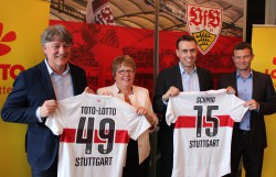 VfB-Präsident Bernd Wahler, Lotto-Geschäftsführerin Marion Caspers-Merk, Minister Nils Schmid und VfB-Vorstand Jochen Röttgermann (v.l.) beim Pressegespräch in der Mercedes-Benz-Arena.