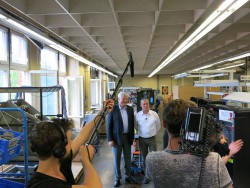 Geschäftsführer_Wolfram_Seiffert_(l.)_und_Leiter_Fertigung,_Logistik,_Qualitätssicherung_Peter_Löffler_(r.)_vor_der_Kamera