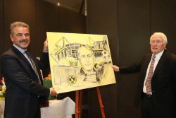 Spielbankdirektor Jürgen Hammel gratulierte Hans Tilkowski zu seinem 80. Geburtstag mit einem Bild der Dortmunder Künstlerin Bettina Brökelchen. (Foto: WestSpiel)