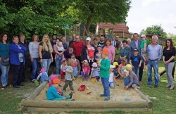 Gemeinsam mit Bürgermeister Elmar Schröder (3.v.r.), Gebietsleiter Sven Mengel (2.v.r.),Filialleiterin Katarina Komanova (1.v.r.) und den Eltern und Kindern wurde der neue Spielplatz offiziell eröffnet.