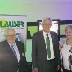 Von links nach rechts: Gustav Lauser, Winnfried Kretschmann (MP Baden-Württemberg) und Elfriede Lauser. (Foto: Lauser GmbH)