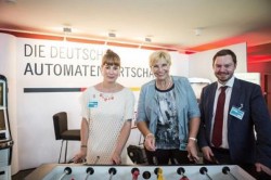 Von links nach rechts: Christine Kroke (DAW-Pressereferentin), Petra Ernstberger (Parlamentarische Geschäftsführerin SPD-Bundestagfraktion), Norman Ilsemann (DAW-Länderreferent) Foto: Network Media GmbH