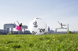 Immer in Bewegung und seit 60 Jahren eng verbunden: Die Tänzer der Kölner Ballettschule Lindig und die Lottokugel von WestLotto.